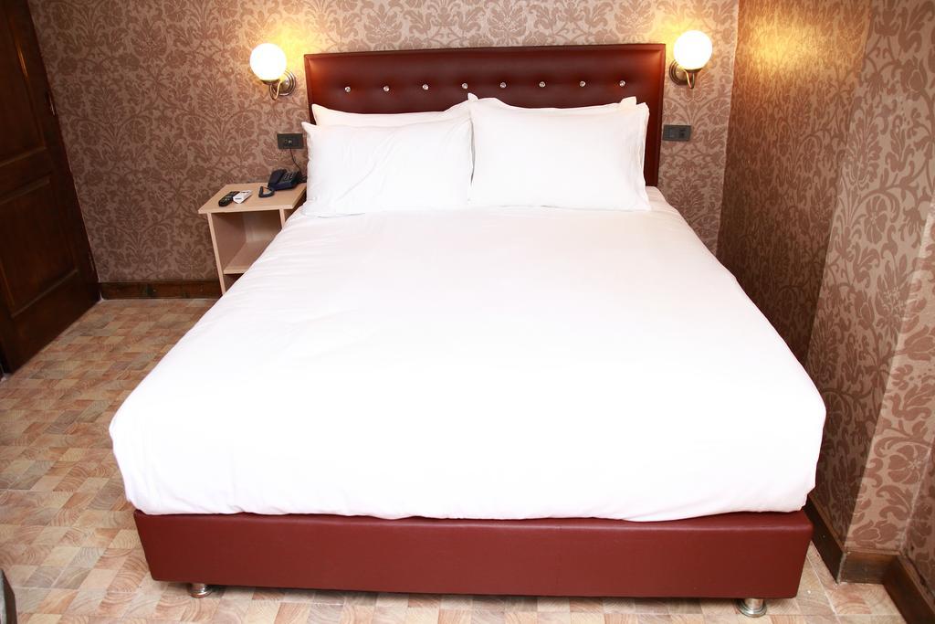 Harrys Suite Hotel 방콕 외부 사진